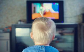Η συνέπεια της παραμονής των μικρών παιδιών πολλές ώρες μπροστά σε οθόνες – Newsbeast