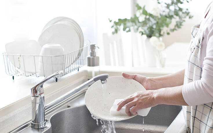 Τι πρέπει να κάνετε κάθε φορά που πλένετε τα πιάτα – Newsbeast