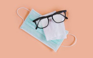 Τι να κάνεις για να μην θολώνουν τα γυαλιά σου όταν φοράς μάσκα – Newsbeast