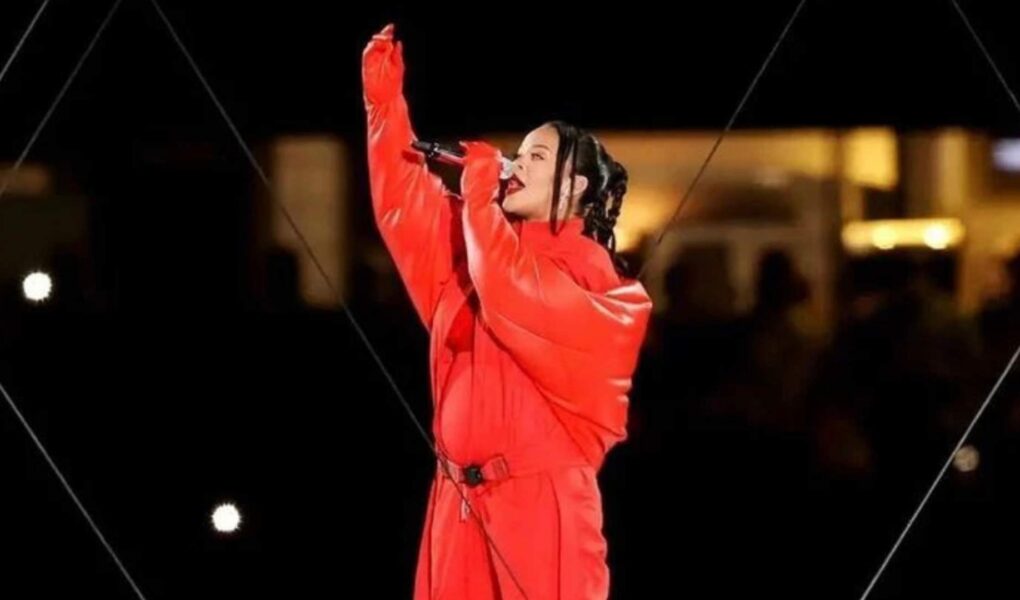 Nτυμένη στα κόκκινα και σέξι, μετά από 6 χρόνια η Rihanna ανεβαίνει στην σκηνή και μας δείχνει την φουσκωμένη της κοιλιά!