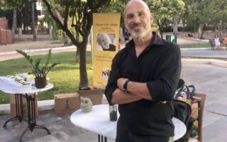 Στέφανος Ξενάκης: Ο γνωστός συγγραφέας καταδικάστηκε επειδή εξαπατούσε τους συνεργάτες του, εκδίδοντας ακάλυπτες επιταγές