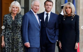 Παρισινή αύρα με μαχητικά αεροσκάφη και μπλε αστακό για τον Βασιλιά Κάρολο και την Καμίλα κατά την επίσκεψή τους στη Γαλλία