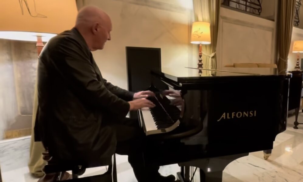 Αποθεώθηκε ο 85χρονος Άντονι Χόπκινς παίζοντας πιάνο σε λόμπι ξενοδοχείου